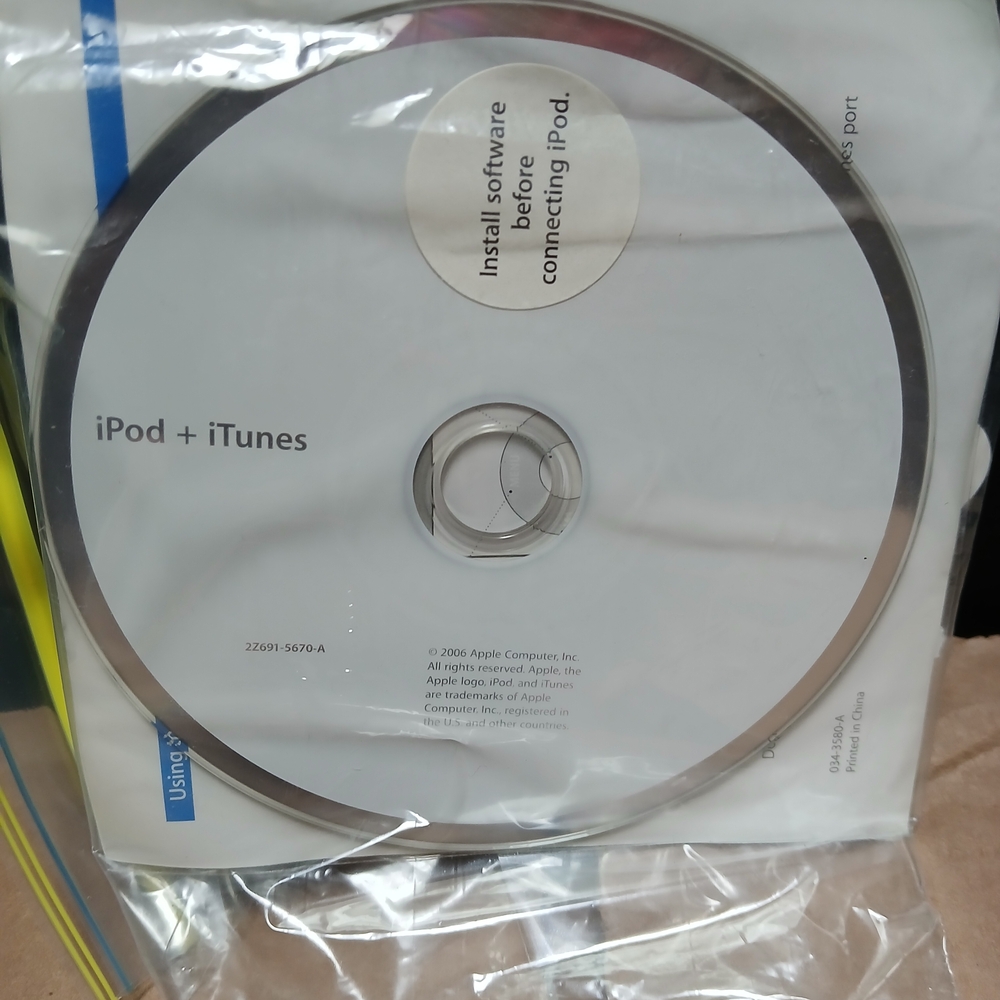 Apple iPod and iTunes Software CD - White and Silver